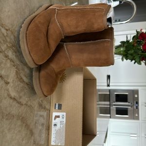 UGG, classic, short, chestnut, size 6